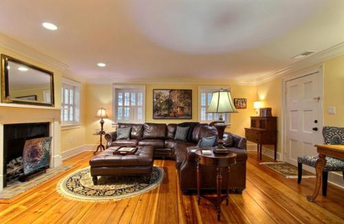 Historic Downtown Savannah House | Bird Baldwin Magnolia Suite
