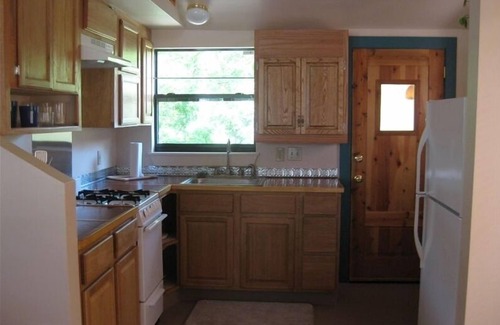 Kerrville Cottage | 'Bird's Nest Guest Cottage' Guadalupe River - Dog Friendly (Dog fee $15/night)