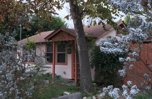 Kerrville Cottage | 'Bird's Nest Guest Cottage' Guadalupe River - Dog Friendly (Dog fee $15/night)
