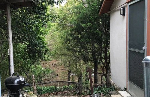 Kerrville Cottage | 'Bird's Nest Guest Cottage' Guadalupe River - Dog Friendly (Dog fee $15/night)