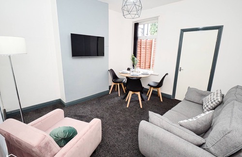 Smethwick House | Birmingham City Home Away From Home - Close to City Centre