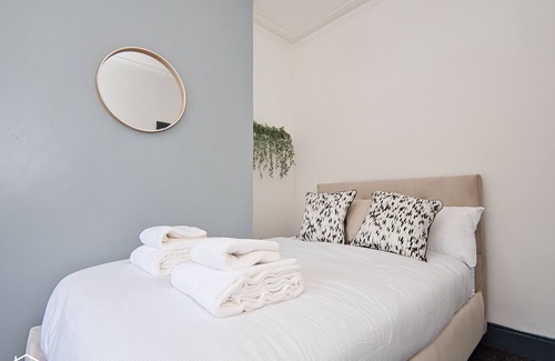 Smethwick House | Birmingham City Home Away From Home - Close to City Centre
