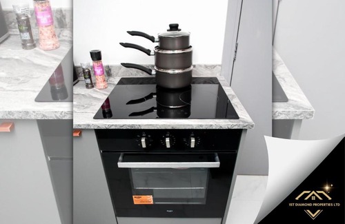Marston Green Apartment | Birmingham, UK, Elegant 2 Bedroom Flat, sleeps 3
