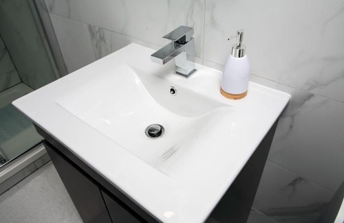 Marston Green Apartment | Birmingham, UK, Elegant 2 Bedroom Flat, sleeps 3