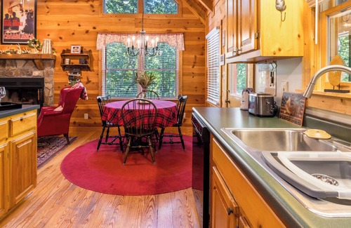 Clarkesville Cabin | Black Bear Bungalow - Lovely Chalet in the Woods
