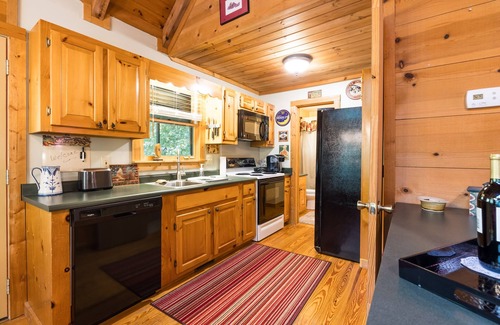 Clarkesville Cabin | Black Bear Bungalow - Lovely Chalet in the Woods