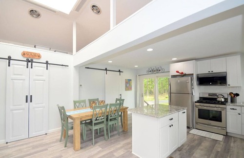 Berkeley Springs Cabin | Black Bear Cabin - Fire pit - grill- view- pets-fireplace-king bed-wifi-gameroom