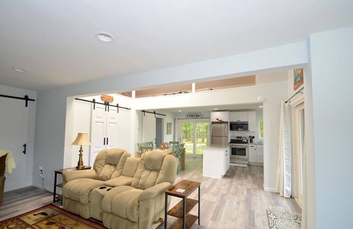 Berkeley Springs Cabin | Black Bear Cabin - Fire pit - grill- view- pets-fireplace-king bed-wifi-gameroom