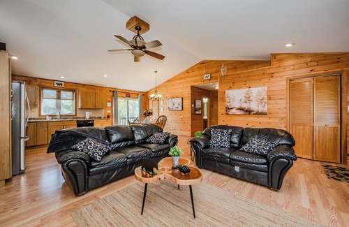 Miller Lake Cabin | Black Bear Cottage - Cozy 4-Season Cottage w/Hot Tub