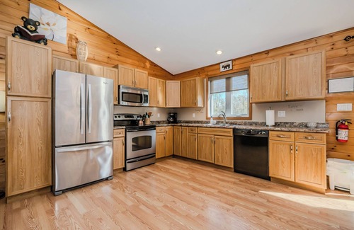 Miller Lake Cabin | Black Bear Cottage - Cozy 4-Season Cottage w/Hot Tub