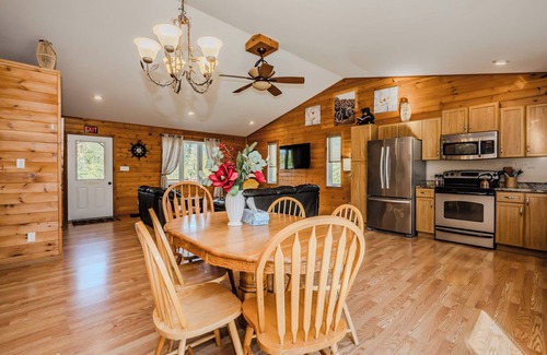Miller Lake Cabin | Black Bear Cottage - Cozy 4-Season Cottage w/Hot Tub