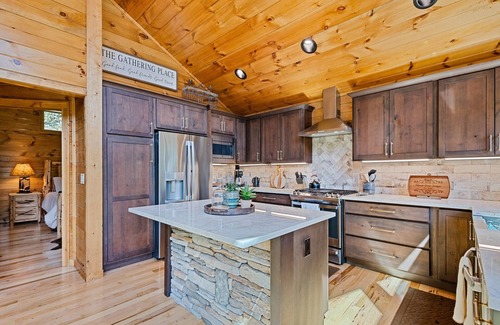 Maggie Valley Cabin | Black Bear Ridge! Newly Built! 4BD/3.5 BA