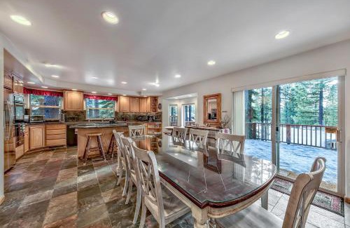 Montgomery Estates House | Black Bear Villa - large 4 BR 4 BA hot tub game room