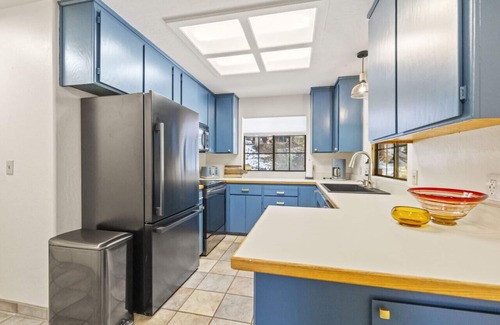 Mi-Wuk Village House | Black Cedar Retreat-Modern Cabin A/C Fast Wi-Fi Gaming Bunkroom