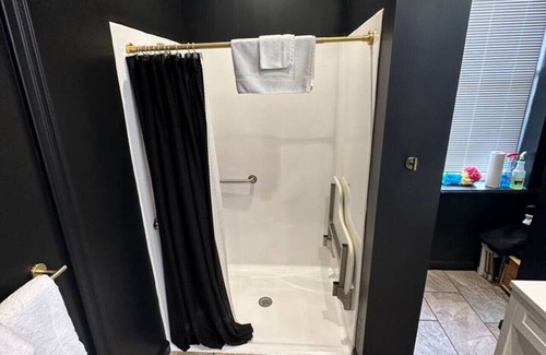 St. Charles Historic District Hotel | Black & Gold suite 202 -ADA Room