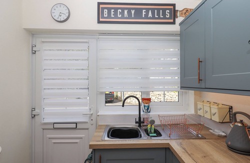 Newton Abbot Cottage | BLACK HILL VIEW, pet friendly, with a garden in Manaton