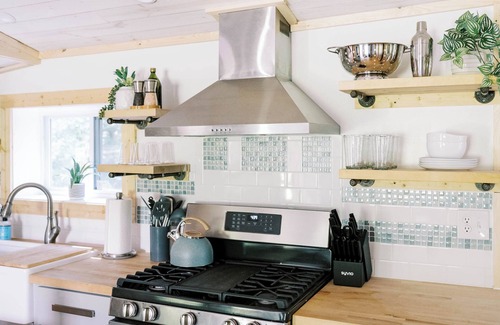 Black Mountain Cottage | Black Mtn Cottage w/hot tub + dog friendly - 20 min to Asheville