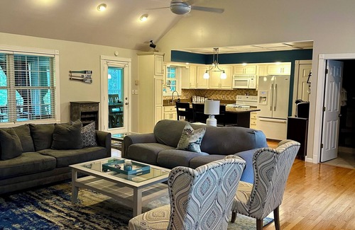 Somerset House | Blackbeard’s Lakefront Bungalow - convenient location with year-round lake views