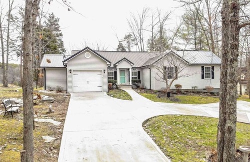 Somerset House | Blackbeard’s Lakefront Bungalow - convenient location with year-round lake views