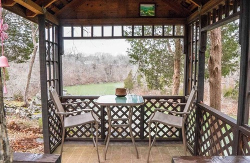 Somerset House | Blackbeard’s Lakefront Bungalow - convenient location with year-round lake views