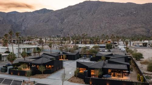 Downtown Palm Springs Apartment | Blackhaus B : 4 Bedroom Suite by AvantStay 4-Rooms