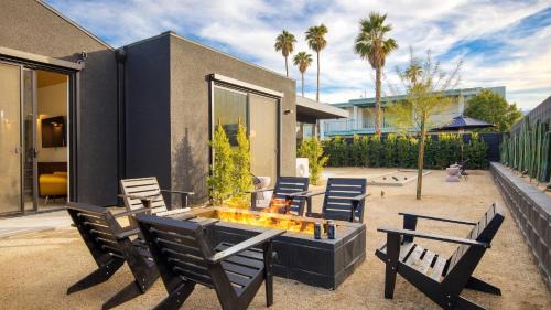 Downtown Palm Springs Apartment | Blackhaus B : 4 Bedroom Suite by AvantStay 4-Rooms
