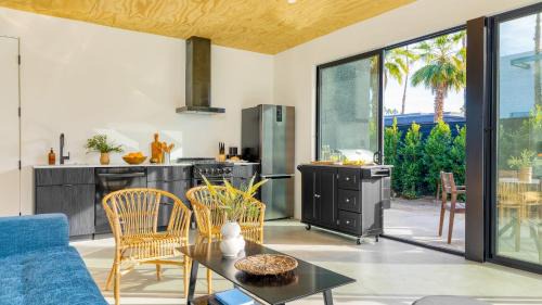 Downtown Palm Springs Apartment | Blackhaus B : 4 Bedroom Suite by AvantStay 4-Rooms