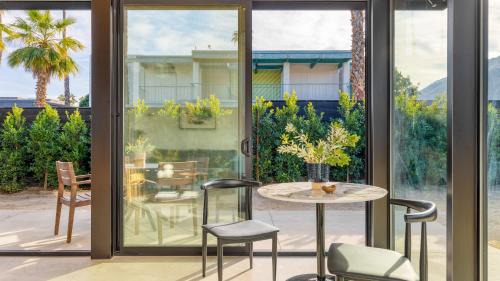 Downtown Palm Springs Apartment | Blackhaus B : 4 Bedroom Suite by AvantStay 4-Rooms