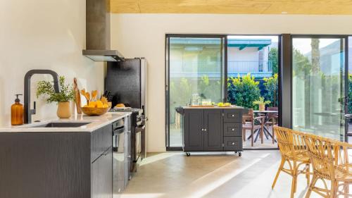Downtown Palm Springs Apartment | Blackhaus C: 4 Bedroom Suite by AvantStay 4-Room Retreat
