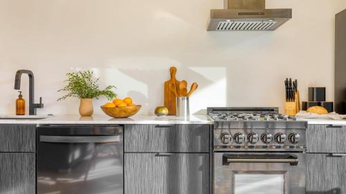 Downtown Palm Springs Apartment | Blackhaus C: 4 Bedroom Suite by AvantStay 4-Room Retreat