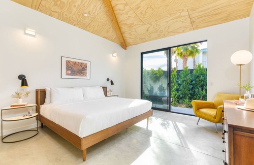 Downtown Palm Springs Hotel | Blackhaus C15 by AvantStay | Modern Room + Pool