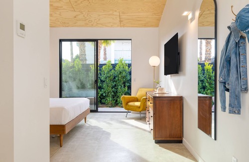 Downtown Palm Springs Hotel | Blackhaus C15 by AvantStay | Modern Room + Pool