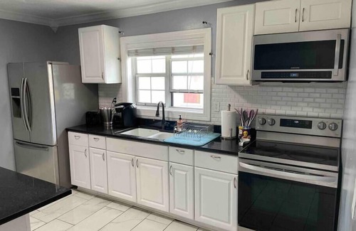 Taylor Berry House | Blacklight in the Bluegrass | Hot Tub