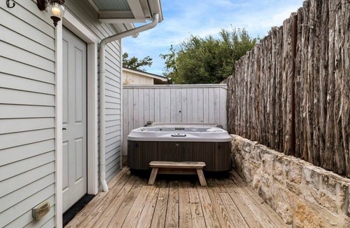 Fredericksburg Cabin | Blacksmith Quarters: The Cornelia 1 BR|Hot Tub|DT