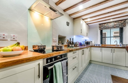 Pembroke Cottage | Blacksmiths Cottage - sleeps 6 guests in 3 bedrooms