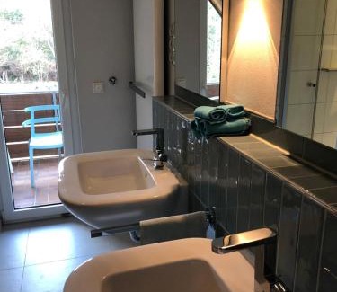 Mainstockheim House | Blaues Zimmer mit grossem Balkon, Bad ist ein Traum, nur 50 Schritte zum Radweg am Main
