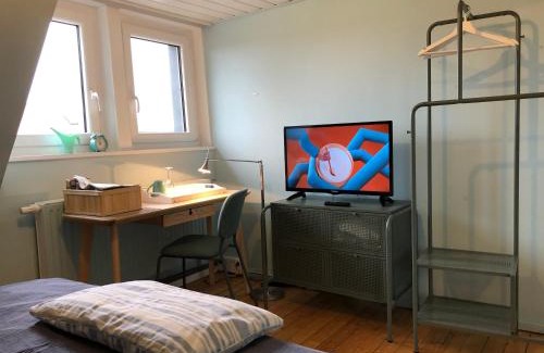 Mainstockheim House | Blaues Zimmer mit grossem Balkon, Bad ist ein Traum, nur 50 Schritte zum Radweg am Main