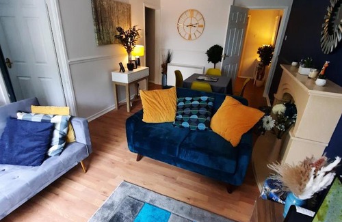 Birmingham Apartment | Blenheim Way is a beautiful apartment in a quiet location yet minutes from major attractions and City centre Great for families Sleeps 6