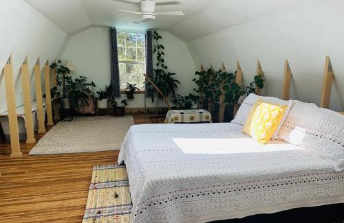 Iowa Hill Apartment | Blissful Acres hilltop cottage