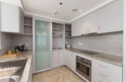Dubai Marina Apartment | Blissful Living w/Dubai Marina Waterfront Views