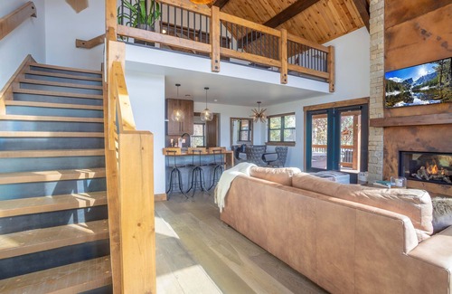 Estes Park Cabin | Blissful Mountain Getaway – Steps to Lake Estes, Indoor/Outdoor Fireplace
