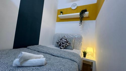 Old Dubai House | Blissful Partition Room in Bur Dubai Near Burjuman Metro