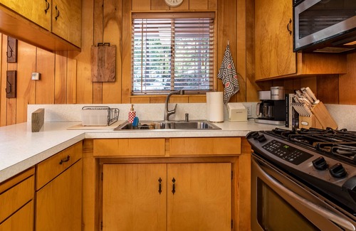 Arnold Ski Chalet | Blissful Pines - 30 mins from Bear Valley Skiing