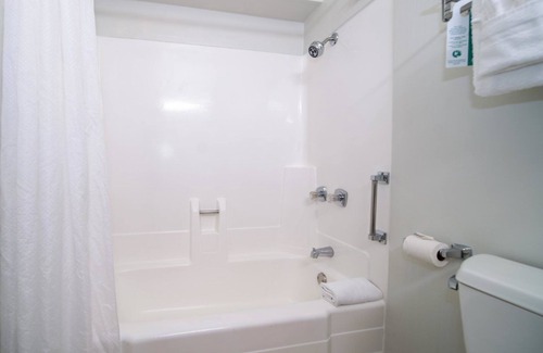 Kahului Hotel | Blissful Seaside Hideaway! Outdoor Pool, Minutes to Kanaha Beach Park!