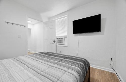 Pittsburgh House | Bloomfield Pittsburgh B Stylish and Cozy Private Bedroom, Shared Bathroom, with Free Parking