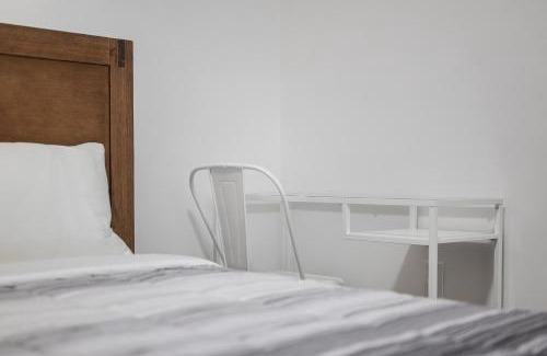 Pittsburgh House | Bloomfield Pittsburgh B Stylish and Cozy Private Bedroom, Shared Bathroom, with Free Parking