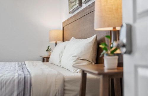 Pittsburgh House | Bloomfield Pittsburgh C Stylish and Cozy Private Bedroom, Shared Bathroom, with Free Parking