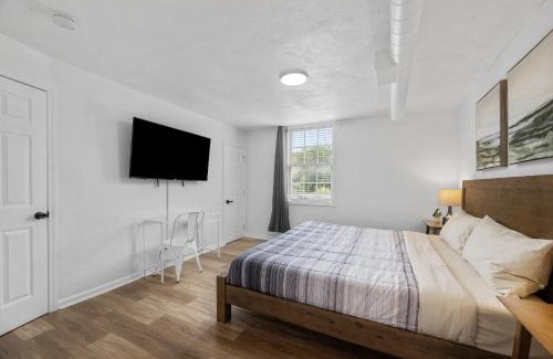 Pittsburgh House | Bloomfield Pittsburgh C Stylish and Cozy Private Bedroom, Shared Bathroom, with Free Parking