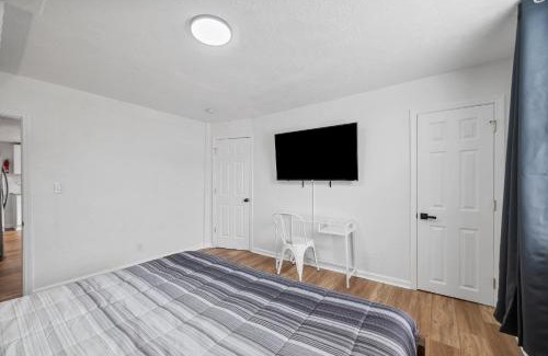 Pittsburgh House | Bloomfield Pittsburgh C Stylish and Cozy Private Bedroom, Shared Bathroom, with Free Parking