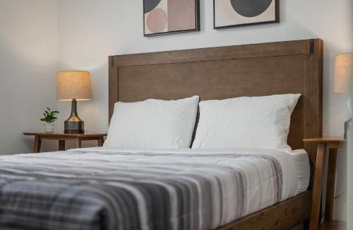 Pittsburgh House | Bloomfield Pittsburgh F Stylish Cozy Private Bedroom, Shared Bathroom, with Free Parking